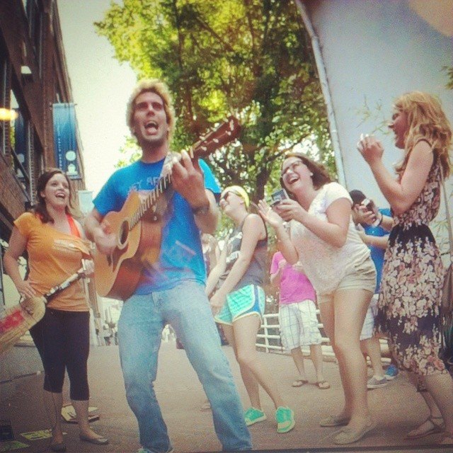 josh_surrounded-by_women
